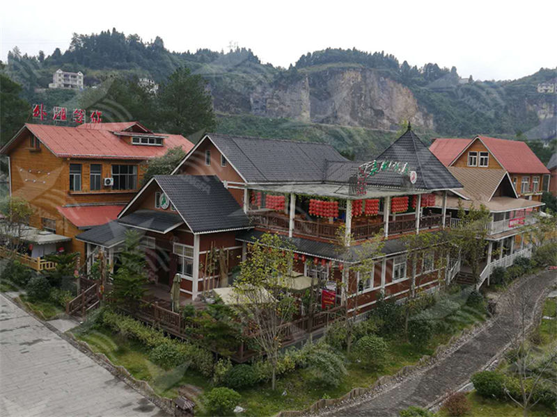 选择商丘合成树脂瓦，为南方屋顶雨季防水护航